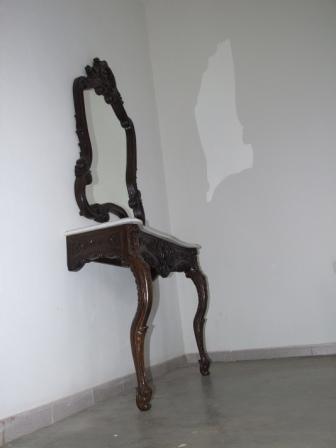 Consola de madera tallada